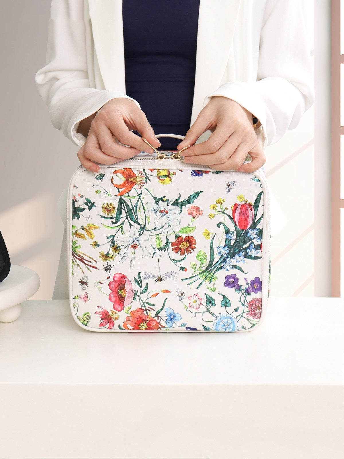 Cosmetic Bag Portable Cosmetics Storage Box With Light And Mirror